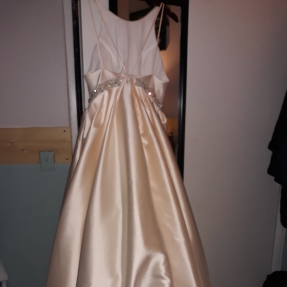 Wedding dress - Picture 3 of 4